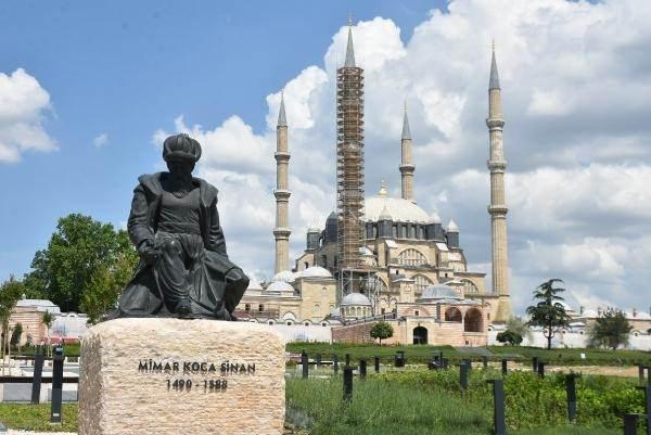 <p>Selimiye içi ve minarelerdeki çalışmalar ise kurulan 90 tonluk demir iskele kullanılarak sürdürülen restorasyon çalışmalarında, tarihi camide sadece padişahların ibadet ettiği hünkar mahfili de onarıma alındı. Hünkar mahfili, 40 çeşit, lale, sümbül ve menekşe motiflerinin işlendiği İznik çinilerinden oluşan duvarları, tavanlarındaki diğer çiçek işlemeleriyle dikkat çekiyor.</p>
