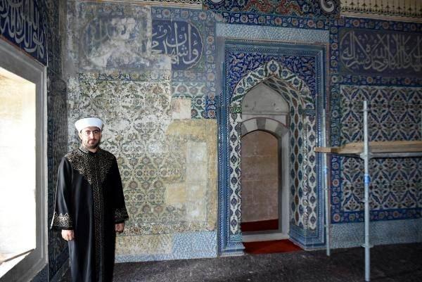 <p>Selimiye Camisi müezzini Gökhan Arda, caminin hünkar mahfilinde bulunan çinilerin Osmanlı-Rus Savaşı'nda, Edirne'nin işgali sırasında Ruslar tarafından çalındığını belirterek, "Şu anda Rusya'da bir müzede hala sergilenmektedir. Devletimiz her yıl ülkemizden yurt dışına kaçırılan tarihi eserlerimiz için bir bütçe ayırıyor ve bu bütçe ile biz, kendi tarihi eserlerimizi satın alıyoruz, bunları ülkemize getiriyoruz. </p>
