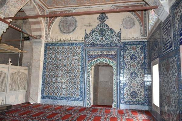 <p>Bunlar için de şu anda resmi yazışmalar yapılmış olup, gerekli cevaplar bekleniyor. İnşallah en kısa zamanda tekrar asli yerine dönmesini bekliyoruz. Şu anda eteklerinden üst kısmına kadar hepsini söküp götürdüklerini görüyoruz. Bunlar İznik çinisi ve bunları tasarlayan Sultan 2'nci Selim'dir. Kıbrıs harbinden dönerken İznik'te bunları tasarlıyor ve öyle Edirne'ye dönüyor. Mutasarrıfı kendisidir. İçinde 40'ı aşkın lale, sümbül, menekşe, gül motiflerini barındırıyor. 1569 yılında bunlar yapıldı.</p>