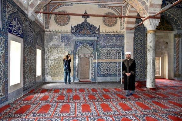<p><strong>ÇALINAN ÇİNİLERİN YERİ BOŞ</strong></p>
<p>Hünkar mahfilinde, restorasyon sırasında Osmanlı-Rus Savaşı'nda çalınan tarihi çinilerin olduğu bölümün aynı şekilde korunduğu görüldü. Caminin hünkar mahfilinden 1877-1878 Osmanlı- Rus Savaşı'nda, Rus general Skoplef tarafından nadide çinilerin bir kısmı sökülerek, Rusya'ya gönderildiği belirtildi. Rusya'da bulunduğu belirtilen tarihi çinilerin geri getirilmesi Kültür ve Turizm Bakanlığı ile Dışişleri Bakanlığı'nın çalışmalarının sürdüğü kaydedildi.</p>