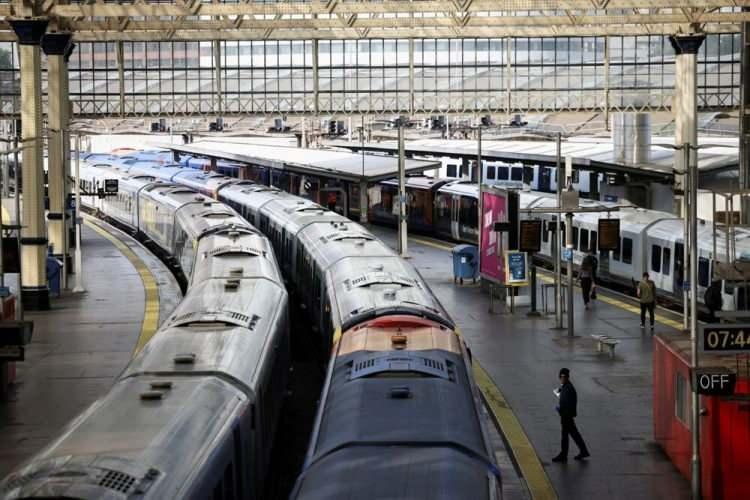 <p>Eyleme dahil olmayan operatörler de Network Rail sinyalcilerinin greve gitmesi nedeniyle kesintiye uğramaya devam edecek.</p>
<p> </p>