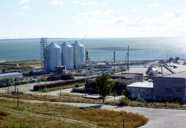 <p>İstihbarat operasyonu, bu hamlelerin Rusya'nın küresel kıtlığı tetiklemekle tehdit eden tahıl ihracatı ablukasının bir parçası olduğunu iddia ediyor.</p>
