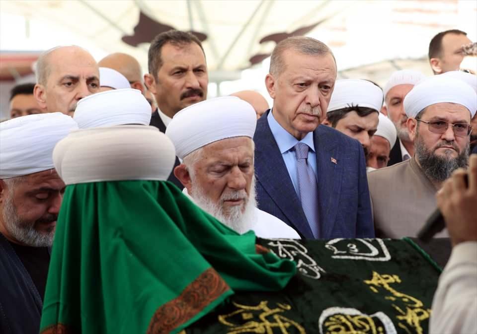 <p>Cumhurbaşkanı Recep Tayyip Erdoğan, böbrek rahatsızlığı nedeniyle tedavi gördüğü hastanede 93 yaşında vefat eden din alimi Mahmut Ustaosmanoğlu için Fatih Camisi'nde düzenlenen cenaze törenine katıldı.</p>

<p>​​</p>
