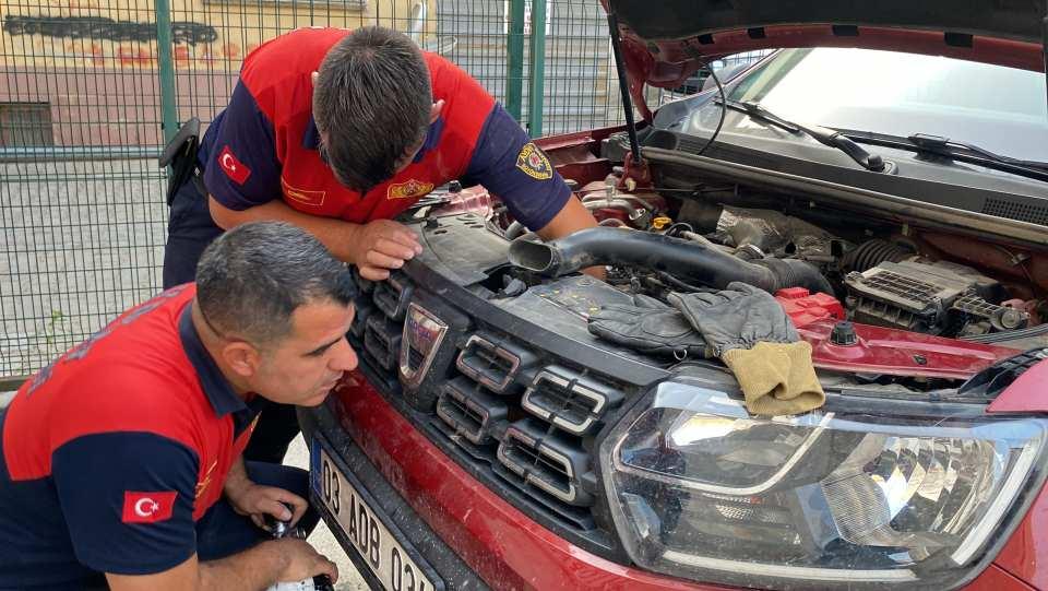 <p>Kendi imkanları ile kediyi çıkartamayan Çövüt, Denizli Büyükşehir Belediyesi İtfaiye Daire Başkanlığı ekiplerinden yardım istedi. İhbar üzerine bölgeye gelen Denizli itfaiyesi ekipleri uzun süre otomobilin motor bölümünde kediyi aradı. Yapılan aramalarda kedi bulunamadı.</p>
<p></p>