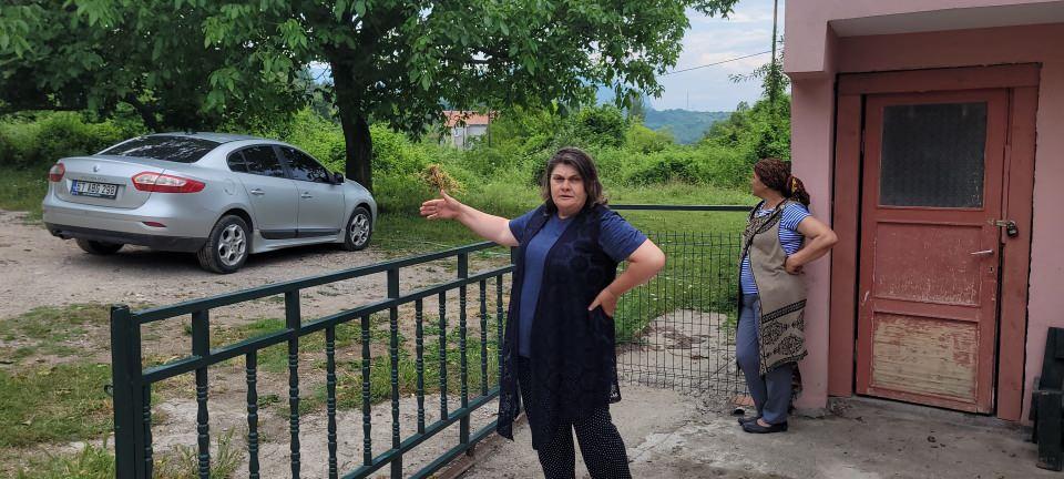 <p>Ayılarla karşılayan mahalle sakinleri büyük korku yaşadı. Mahalle sakinlerinin artan şikayetleri üzerine Doğa Koruma ve Milli Parklar Kastamonu İl Şube Müdürlüğü ekipleri tarafından bölgeye ayıların görüntülenebilmesi için fotokapan kuruldu. Mahallede yaşayan vatandaşlar, korktukları için evlerinden bile çıkamadıklarını söyledi.</p>

