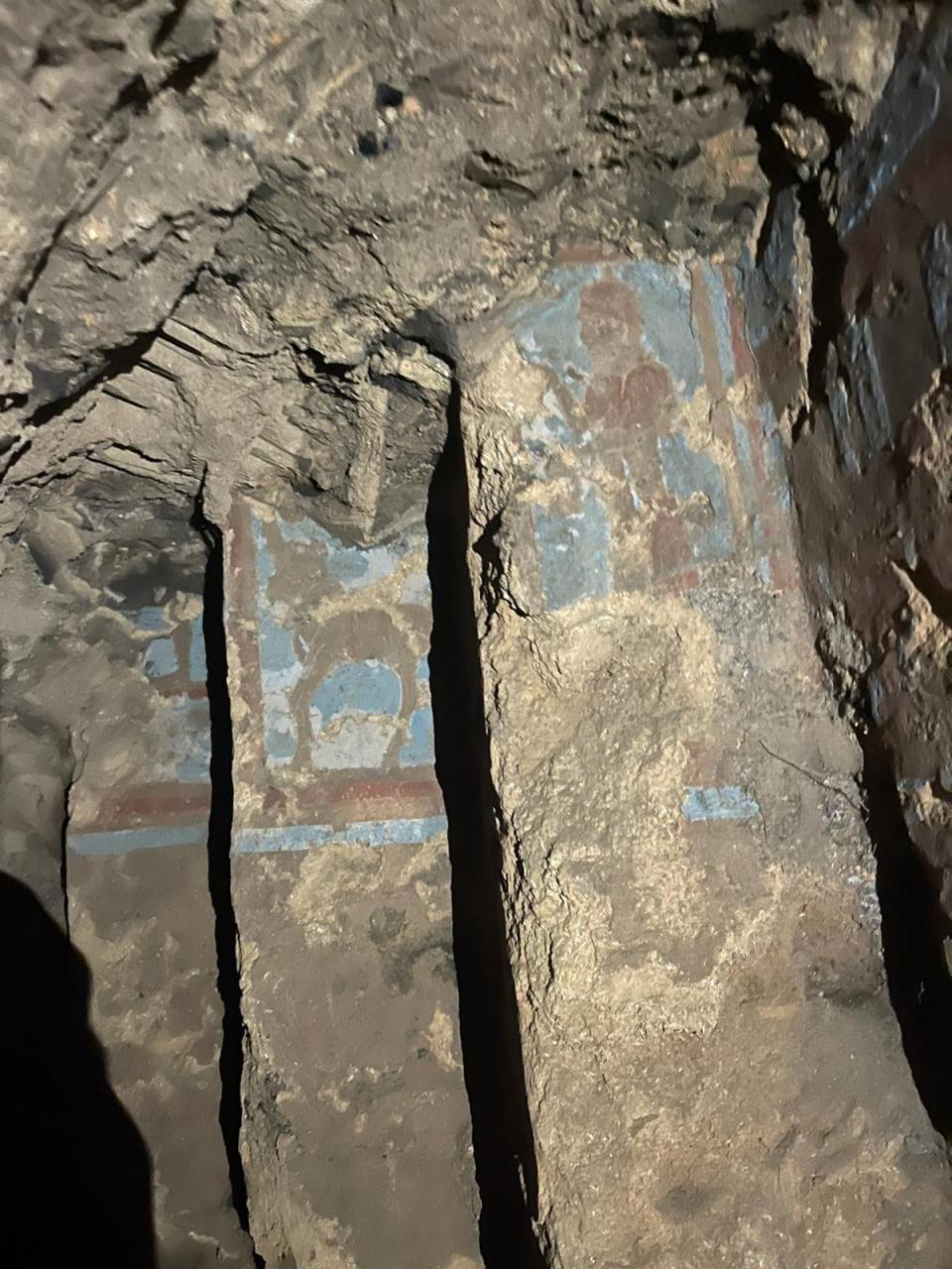 <p>Bu bölgede yerin 5 metre altına kadar kazılarını devam ettiren defineciler figürlerle bezeli bir yapıya ulaştı.</p>