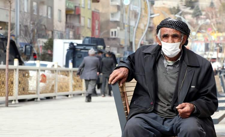 <p>Türkiye'deki Kovid-19'a yönelik hem kamusal hem de özel çalışmalara değinen Türeci, aşı kampanyalarındaki ve salgınla mücadelesindeki çalışmaların çok başarılı olduğunu anlattı.</p>
