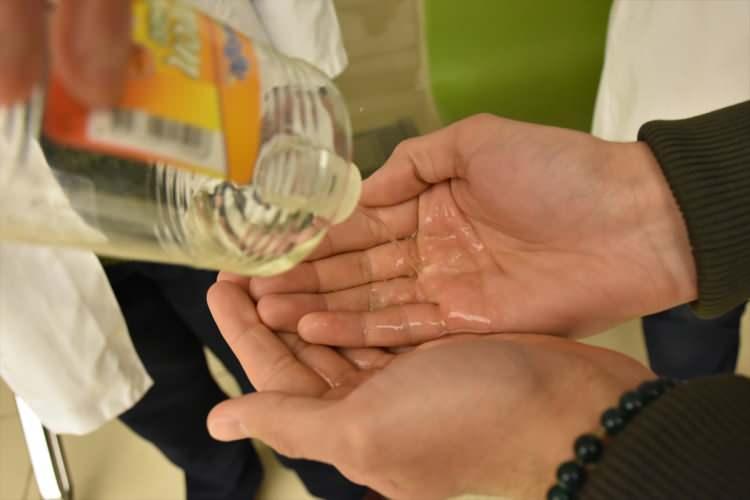 <p>Prof. Dr. Uğur Şahin, Kovid-19 ile ilgili bir soruyu, "İlk virüsü etkin şekilde kontrol altına almış durumdayız. Yani ilk başlangıçtaki virüs yok artık. Aşılama kampanyası başarılı oldu. Şimdi Omicron var. Bu varyant çok farklı başlangıçtaki virüsten. Virüs değişiyor, buna evrim diyoruz. Bu en baştan beri beklediğimiz bir şeydi." diye cevapladı.</p>

<p> </p>
