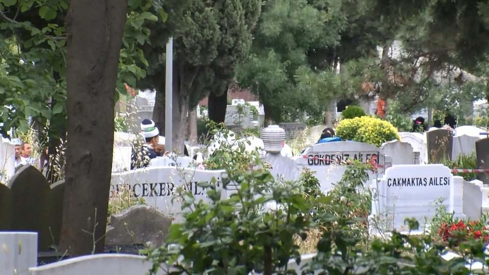 <p>Mahmut Ustaosmanoğlu mürşidi Ahıskalı Ali Haydar Efendi'nin yanı sıra aile kabristanının da bulunduğu Edirnekapı Sakızağacı Mezarlığı'na defnedilecek. </p>
