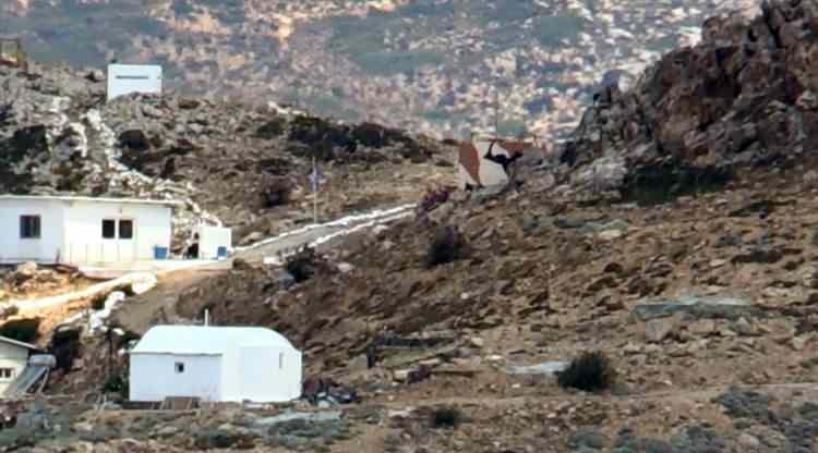 <p>Böylece adaya askeri tesis hüviyeti kazandırılmaya çalışıldığını aktaran Tokmakoğlu, "Çünkü hem deniz kenarında hem de yukarısı tel örgüyle kapatılmış. Bu bir istihkamdır. </p>

