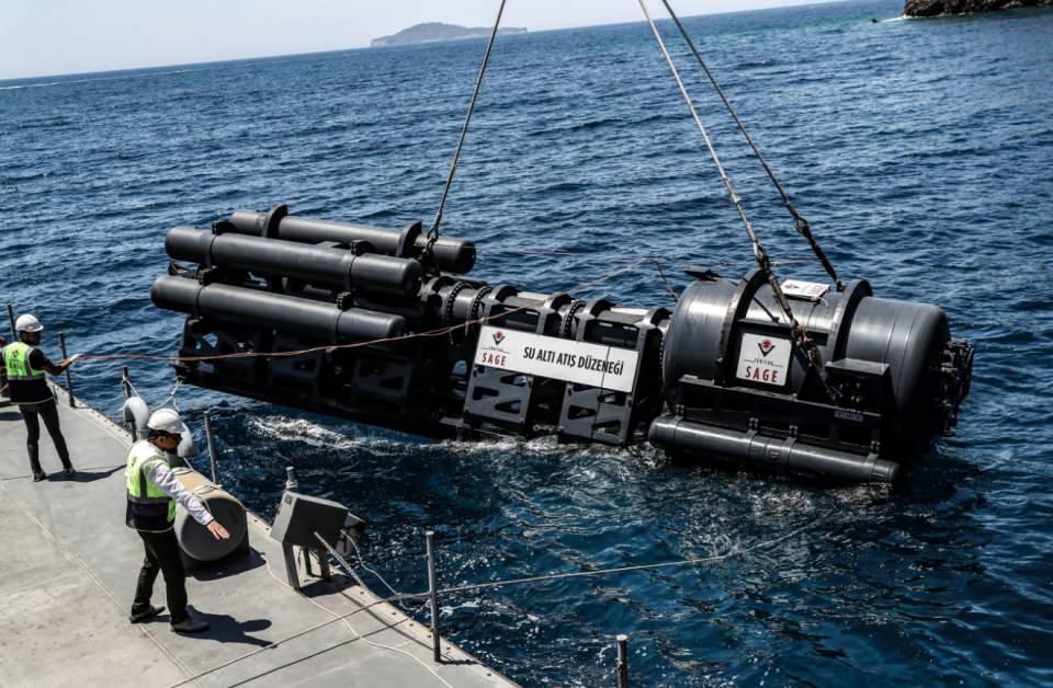 <p>Test sonrası değerlendirmelerde bulunan Varank, "TÜBİTAK SAGE koordinasyonunda Milli Savunma Bakanlığı, Savunma Sanayi Başkanlığı, Deniz Kuvvetlerimizin iş birliğinde geliştirilen denizaltı test altyapısı sisteminin atış testine katıldık. Bu altyapı, denizaltıların kullanacağı bütün mühimmatların test edilebileceği, bir denizaltıya ihtiyaç duymadan denizaltından havaya, karaya ya da deniz yüzeyine atılan bütün roket sistemlerinin, mühimmatların kolayca test edilebildiği bir altyapı. </p>

<p> </p>
