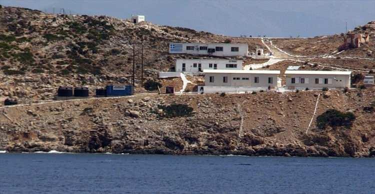 <p>İş bu kadarla da kalmamış, askeri tesis olduğuna dair emareler var. Tel örgüler, alt ve üst tarafta yol var, mevzide üstü örtülmüş silah var. Uçaksavar cinsi bir silah, taret diyoruz."</p>
