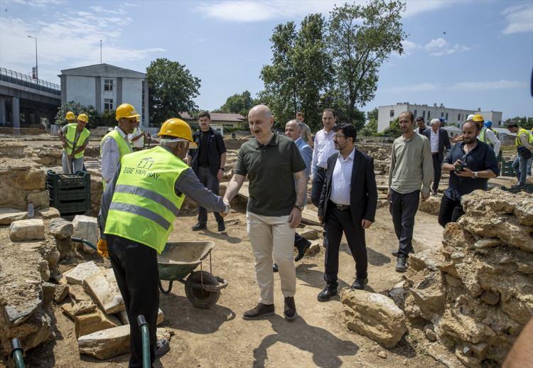 <p>Yapılan arkeolojik kazı çalışmalarının doğal olarak proje çalışmalarında gecikmelere neden olduğunu belirten Karaismailoğlu, "İnsanlığın ortak mirası bu tarihi kültür değerlerine karşı kayıtsız kalamazdık. </p>