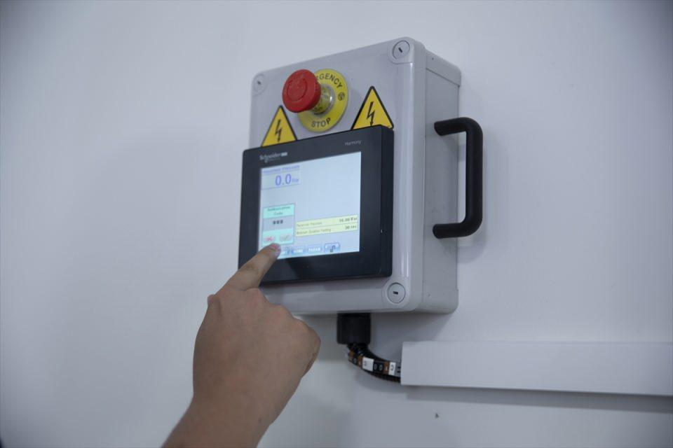 <p>Türk Havacılık ve Uzay Sanayii Yapısal Test Müdürü Ömer Faruk Türkmen, AA muhabirine, tesisin 2 ay önce faal hale geldiğini, son rötuşların ardından test yapmaya hazır olduklarını söyledi.</p>