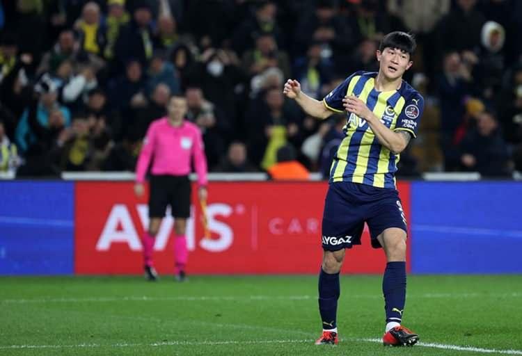 <p><strong>KIM İÇİN DEV KAPIŞMA!</strong></p>

<p>Napoli'nin ardından Everton ve Sevilla da Güney Koreli stoper için harekete geçti. Fenerbahçe, 23 milyon Euro'luk serbest kalma bedelinin altındaki rakamı kabul etmeyecek. Kim de bir sezon daha çubuklu formayı giymek istese de teklifleri gördükten sonra karar verecek. Kim'in satılması halinde Fenerbahçe'nin ilk hedefinin Olimpiakos forması giyen Ruben Semedo olması bekleniyor. (FANATİK)</p>
