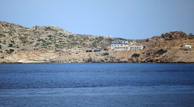 <p>Bu askeri tesis olunca 'Burası benim' iddiası var. İkincisi burada muhabere sistemi var. Burada yaşayan askerler Türkiye'nin buraya bir müdahalesi söz konusu olursa onu engellemek için Yunanistan'ı koruduğunu ifade eder. </p>
