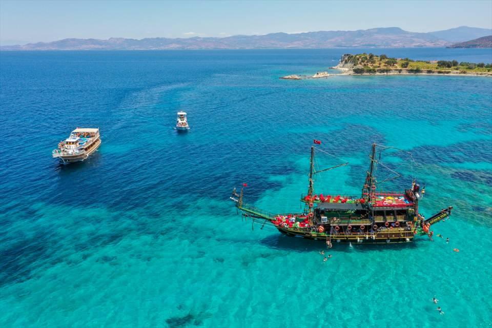 <p>Tekne turlarının son yıllarda yaygınlaştığı ilçede, Dikili Halk Eğitimi Merkezinde el sanatları alanında usta öğretici de olan Hazbiye Güdem, yaklaşık 4 yıl önce oğlu ve eşiyle turizm sektörüne adım attı.</p>
<p> </p>