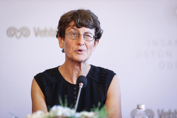 <p>"Çünkü cesur bir karar almanın, bilinmeyen bir yolu seçmenin, kararlılık ve azim ile ilerlemenin yanı sıra insanlık için fark yaratmanın ve insanlığa katkı sağlamanın takdir edilmesi için süper kahraman olmanıza gerek yok. İnsanlığa hizmet etmeyi ödüllendiren bu özel ödüle layık görülmekten dolayı çok mutluyuz. Vehbi Koç Vakfını, bu ödülü başlatmada gösterdiği kararlılığı için takdir ediyor, ödülün birçok insana ilham vermesini ve motivasyon sağlamasını umuyoruz."</p>
