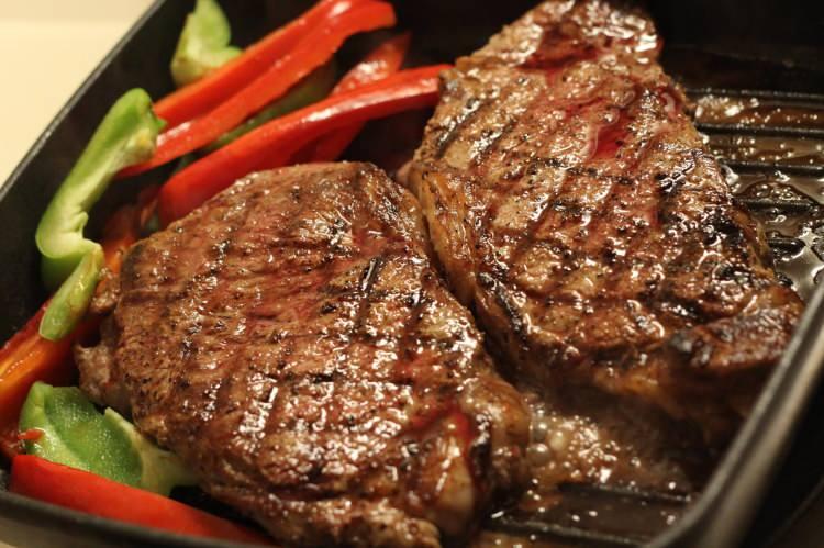 <p><strong>Yapılan araştırmalarda bilim insanları etin karbonhidrat oranı yüksek besinlerle pişirilmesini doğru olmadığını kanıtladı. Karbonhidrat maddesel olarak vücuda giren diğer vitaminlerin enzimlerinin yapısını bozar. Adeta kırmızı etteki proteini etkisi hale getirir. Bu yüzden patates ve tahıl ürünleri </strong></p>
