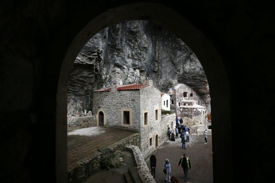 <p>UNESCO Dünya Mirası Geçici Listesi'ndeki tarihi Sümela Manastırı, tamamlanan restorasyon ve kaya ıslahı çalışmalarının ardından yeni turizm sezonunu yoğun geçiriyor.</p>