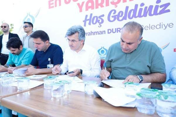 <p>5 kişilik jürinin oylamasıyla Tokat’tan gelen 1 ton 30 kilo ağırlığındaki ‘Babayiğit’ isimli kurbanlık birinci olarak tam altın kazandı.</p>