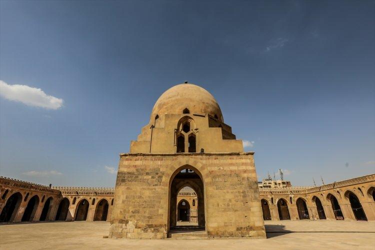 <p><strong>"BÜTÜN MISIR YANSA DA ATEŞ CAMİYE DOKUNMASIN"</strong></p>
<p> </p>
<p>Camiyle ilgili bir rivayet daha var. Buna göre, Ahmet bin Tolun, caminin sarp kayaların bulunduğu yüksek bir yere yapılmasını ister. Bunun sebebi sorulduğunda ise Tolunoğlu, "Öyle bir yere inşa etmeliyim ki Mısır'ı sel alsa da cami kuru kalsın, bütün Mısır yansa da ateş camiye dokunmasın." der.</p>