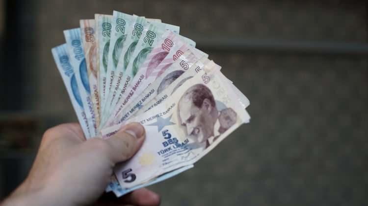 <p><strong>65 YAŞ ÜSTÜ AYLIĞI</strong></p>
<p>2022'de yaşlılık aylığı 1296 lira olarak belirlenmiş. Bu rakam da artacak ödemeler arasında yer alıyor.</p>
