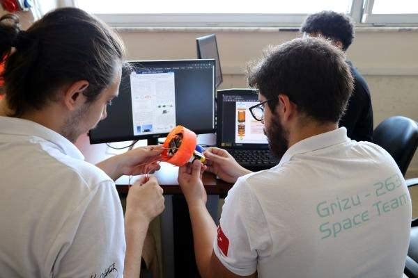 <p>Türkiye'nin ilk cep uydusu Grizu-263A'yı tasarlayıp uzaya gönderen Zonguldak Bülent Ecevit Üniversitesi Uzay Takımı Grizu 263 ekibi, Amerika'da düzenlenen CanSat model uydu yarışmasında tasarladıkları yeni uyduyla 'dünya birincisi' oldu. </p>