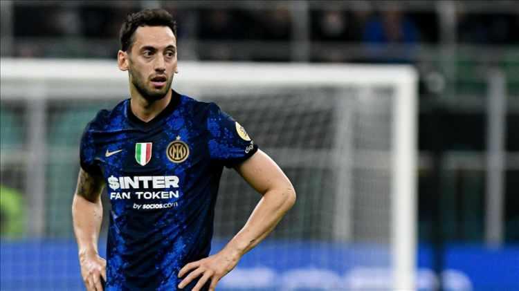 <p><strong>Tottenham Hakan Çalhanoğlu'nun peşinde!</strong></p>

<p>Premier Lig’in güçlü ekibi Tottenham Hotspur'un, milli oyuncu Hakan Çalhanoğlu için teklif yapmaya hazırlandığı iddia edildi.</p>

<p>Calciomercatoweb sitesinde yer alan habere göre; İngiliz ekibinde teknik direktör Antonio Conte'nin hücumda çeşitliliği artırmak için bir oyuncu aradığı ve bu futbolcunun da Hakan Çalhanoğlu olduğu belirtildi. Haberde, İtalyan devinin milli futbolcu için yaklaşık olarak 30 milyon Euro gibi bir bonservis bedeli talep ettiği, Tottenham'ın ise bu rakamın tamamını ödeyemeye sıcak baktığı aktarıldı.</p>
