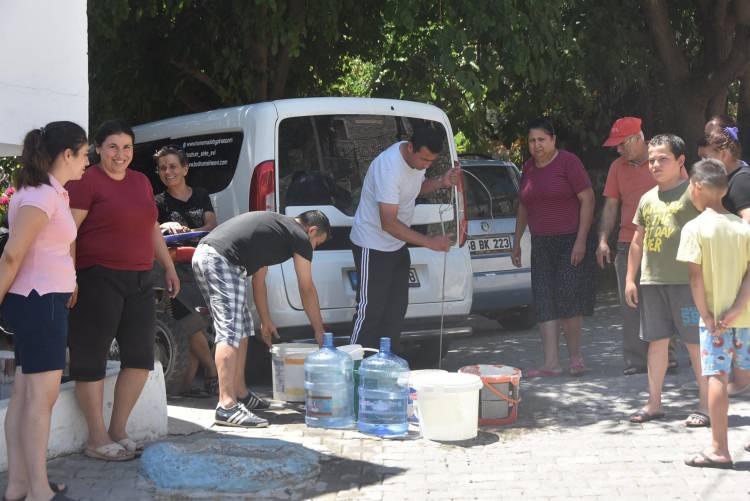 <p>Sernur Tekin ise "Kuyudan su çekip ihtiyaçlarımızı karşılıyoruz. Çamaşırlarımızı elimizle yıkamak zorunda kalıyoruz. Taşıma suyu ile hiçbir şey çözülmüyor. Bu sorun bir an önce çözüme kavuşsun" ifadesini kullandı.</p>

<p> </p>
