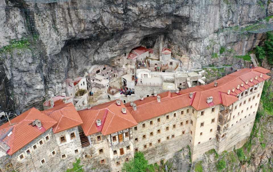 <p>İnternette gezinirken bir tur şirketiyle karşılaştığını anlatan Karaçocuk, "Buraya tur düzenlendiğini gördüm ve 'gideyim' dedim. Gerçekten çok güzel yerler, gezmeye değer." diye konuştu.</p>

<p> </p>
