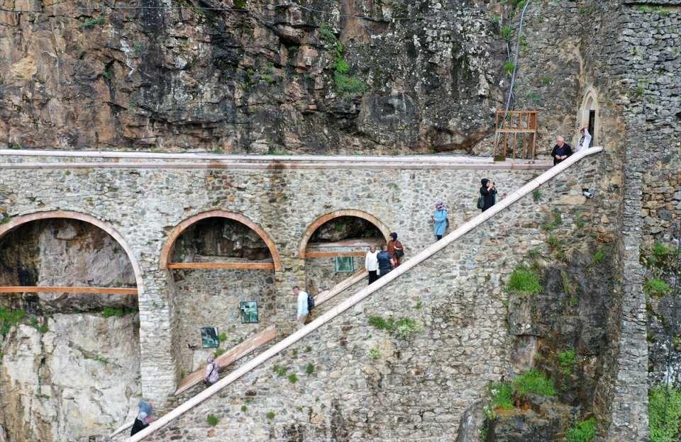 <p>Yöreye gelen turistler, alternatif olarak seyir terasları ile hem Sümela Manastırı'nı kuş bakışı görebiliyor hem de Aya Varvara Kilisesi'ni gezerken sinevizyondan Sümela'nın üç boyutlu tanıtımını izleyebiliyor.</p>
<p> </p>