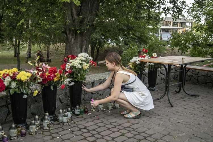 <p>Ukrayna’nın güneyindeki Mıkolayiv Bölge Askeri Yönetim Başkanı Vitaliy Kim, gece Rus birliklerince Mıkolayiv ve Oçakov kentlerine düzenlenen hava saldırısında bir çocuğun hayatını kaybettiği, 4 kişinin yaralandığı bilgisini paylaştı.</p>
