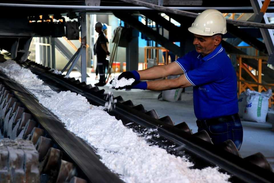 <p><strong> 2 bin derecede bile erimiyor</strong></p>
<p>Arkan, Türkiye'nin bu ham maddeyi üretebilen sayılı ülkeler arasına girdiğini bildirdi.</p>