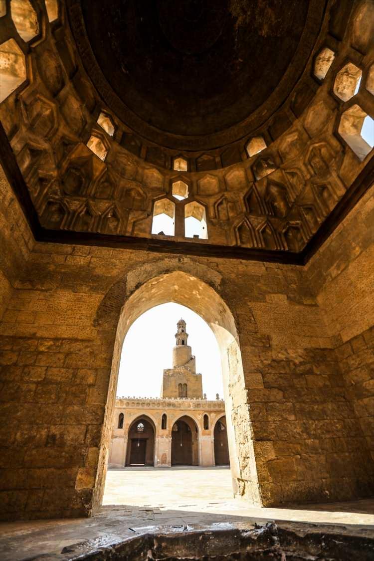 <p>Söz konusu altınları hayırlı bir işte kullanmak için Bağdat’ta bulunan zamanın halifesi Ebul Abbas el-Mutemed'e bir mektup gönderen Tolunoğlu, Halife'nin onayının ardından bu parayla bir şifahane (Beymaristan) inşa etmeye karar verir. Şifahaneyi inşa ederken daha büyük bir define bulunmasının ardından buraya külliye yapılmasına karar verilir. Külliyeyi bu define ile yaptıran Tolunoğulları devletinin kurucusu Ahmet bin Tolun, inşaattan arta kalan parayı ise vakfeder.</p>
