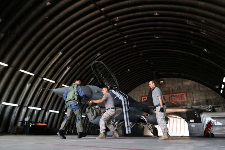 <p>"Kendimize 'Karadeniz'in bekçileriyiz' diyoruz"</p>

<p>151. Jet Filo Komutanı, "Tunç Filo"nun F-16 SEAD (Suppression of Enemy Air Defenses - Düşman Hava Savunmasının Baskılanması) filosu olduğuna işaret ederek, bu görevin, yerde konuşlu düşman hava savunma sistemlerini devre dışı bırakmayı, tahrip ve yok etmeyi kapsadığını anlattı.</p>
