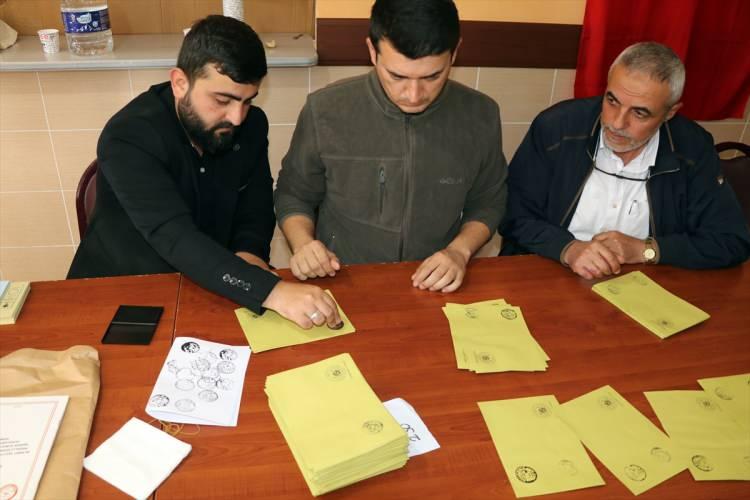 <p><span style="color:#A52A2A"><strong>BAŞKAN ERDOĞAN'DAN TEBRİK MESAJI</strong></span></p>
<p>Başkan Erdoğan, seçim sonuçlarına ilişkin açıklamada bulundu.</p>