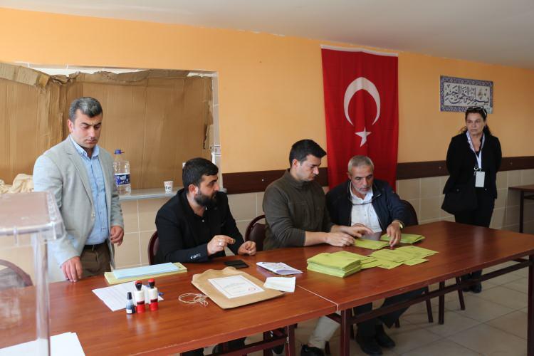 <p>Sosyal medya hesabından açıklama yapan Erdoğan, ''Çankırı’nın Orta ilçesine bağlı Dodurga beldesinde yapılan seçimleri açık ara farkla, %87,02 ile kazanan AK Partimizi ve Cumhur İttifakı’mızı tebrik ediyor, sonuçların beldemize hayırlı olmasını diliyorum. Tüm Dodurga halkına selam ve muhabbetlerimi iletiyorum.'' ifadelerini kullandı.</p>