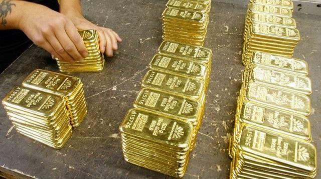 <p>Gelişmekte olan ülkelerin bir kısmı yükselen enflasyon nedeniyle altın rezervlerini arttırmaya yöneldi. Rusya için de yurt dışındaki döviz hesaplarının dondurulmasının ardından altın varlıkları daha da büyük önem kazandı.</p>
