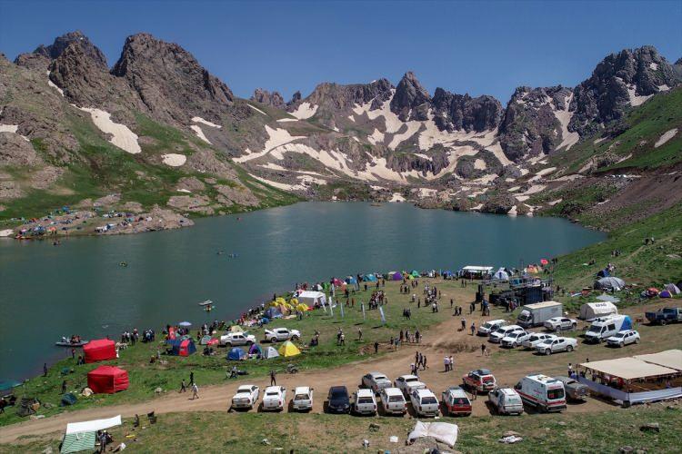 <p>​​​​​​​Hakkari Valiliği ve Yüksekova Belediyesi tarafından "Hakkari'de hayat var" sloganıyla bu yıl dördüncüsü düzenlenen festivale katılan doğaseverler 3 bin 400 rakımlı Sat Buzul Göllerinde buluştu.</p>
