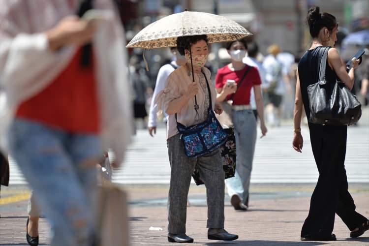 <p>1875'ten bu yana haziran ayında görülen en  sıcak hava yaşandı. Ülkedeki elektrik fiyatlarının artmasıyla Tokyo üst üste dördüncü gün kavurucu sıcaklıklar altında adeta kavruldu.</p>
