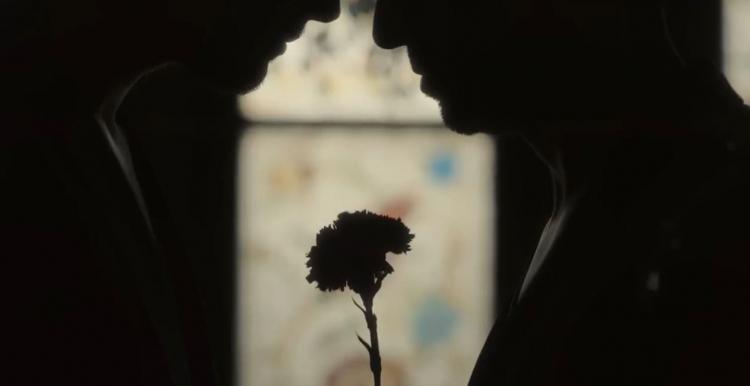 <p><strong>Klibin bir kısmında iki erkeğin birbirine yakınlaştığı anda karanfil tutmaları bu durumu kanıtladı. Sosyal medyada klibi izleyen bir çok kişi #mabelmatizhaddinibil etiketiyle Matiz'e tepki gösterdi. </strong></p>
