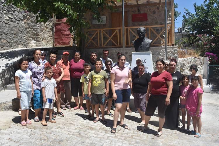 <p>Bodrum'un yerlisi olduğunu belirten Tayfun Işık da "Mahallemizin deposu 200 ton kapasiteli. Yetkililerle konuştuğumuzda şehir şebekesinden depoya su bastıklarını söylüyorlar. Su tüketiminin çok olması ve yukarı kesimlere su çıkmaması nedeniyle yerleşim aşağılara kaydı. Kot farkı olduğundan üst kesimlere su çıkmıyor. Sorunumuz aslında 1 senedir devam ediyor. 5 aydır tankerler mahallemize su getiriyor. O tankerlerin yaktığı yakıtla buraya bir depo daha yapılır, sorun çözülürdü. Sorunumuzu çözmek için her yere müracaat ediyoruz" dedi.</p>

<p> </p>
