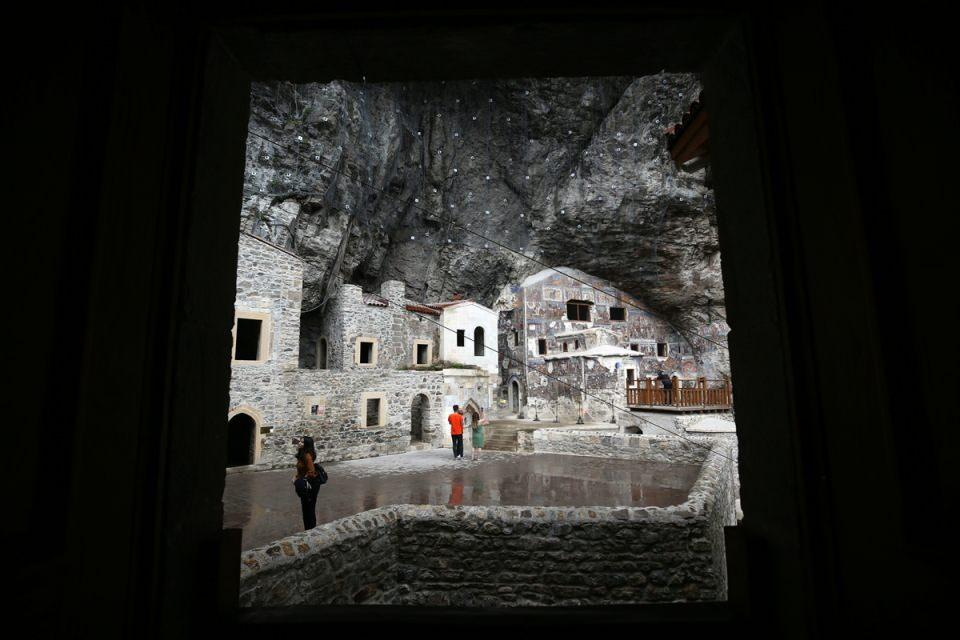 <p>Türkiye'nin önemli inanç turizmi rotalarından da olan dünyaca ünlü Sümela Manastırı, kaya düşme riskine karşı Eylül 2015'te ziyarete kapatıldı.</p>
<p> </p>