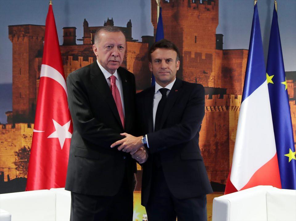 <p>Cumhurbaşkanı Recep Tayyip Erdoğan, Madrid'de yapılan NATO Zirvesi'ndeki ikili temasları kapsamında Fransa Cumhurbaşkanı Macron ile bir araya geldi.</p>

<p> </p>
