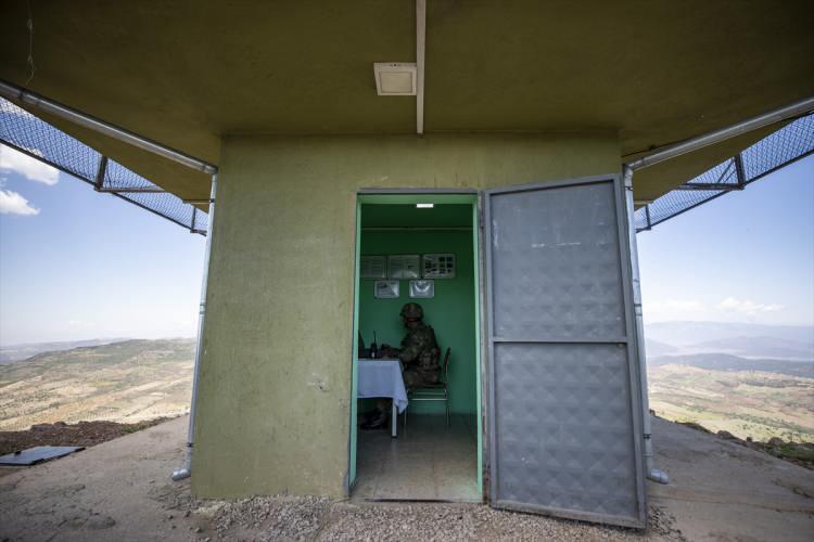 <p>Kilis'teki 7. Hudut Bölük Komutanlığı ekipleri, terör örgütleri ile mücadelenin yanı sıra Türkiye-Suriye sınır hattındaki kaçakçılık faaliyetlerinin önlenmesi için 7 gün 24 saat aralıksız görev yapıyor.</p>