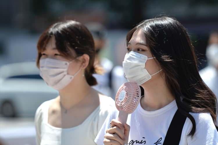 <p>Ticaret ve Sanayi Bakanı Koichi, konuya ilişkin yaptığı açıklamada, "Görünüşe göre insanlardan enerji tasarrufu yapmalarını istediğimiz için klimalarını kapatan bazı yaşlılar var, ama lütfen hava bu kadar sıcakken kullanmaktan çekinmeyin" dedi.</p>