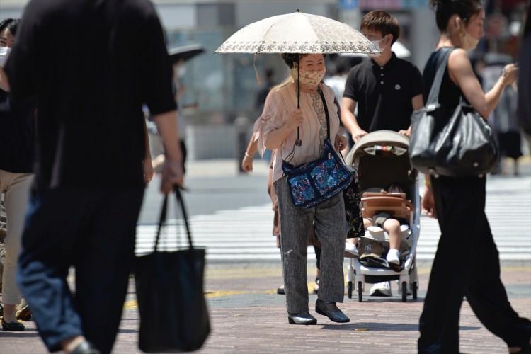 <p><strong>KAMU KURULUŞLARI, ÖZEL ŞİRKETLER VE MAĞAZALAR ELEKTRİK KULLANIMINI KISTI</strong><br />
</p>
<p>Bu nedenle, Japonya Ekonomi, Ticaret ve Sanayi Bakanlığı (METI), geçen Salı günü tüketicilere enerji kullanımında dikkatli olma çağrısında bulundu. METI yayınladığı uyarıda, devlet dairelerini öğleden sonra ve akşamları bazı ışıkları kapatmaya sevk etti. METI, binasındaki asansörlerin yüzde 25'inin kullanımını yasakladı.</p>