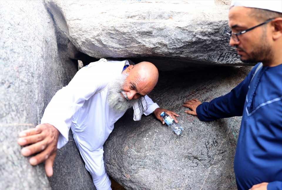 <p>Hz. İbrahim'in eşi Hz. Hacer'in, henüz süt çağındaki oğlu İsmail için su ararken bu iki tepe arasında hızla yürümesi, koşması sa'y hadisesi olarak anlatılıyor.</p>
