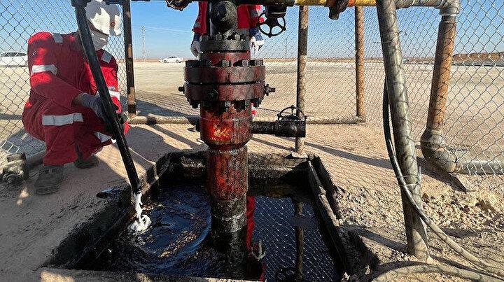 <p>Erdoğan, "Adana'da petrol arama çalışması yaptığımız 2 kuyuda yüksek kaliteli petrol bulduk. Birisi 425 metre, diğeri 358 metre derinlikte elde ettiğimiz ekonomik değere sahip petrolün rezerv değeri yaklaşık 1 milyar dolar olarak hesaplanmıştır. Aynı sahada 8 yeni kuyu daha açarak, toplam 10 kuyuda üretime geçecek şekilde hazırlıklarımızı sürdürüyoruz. Bu gayretlerimiz neticesinde son 5 yılda ülkemizin yurt içi petrol üretimini günlük 37 bin varilden 60 bin varile yükseltmeyi başardık" dedi.</p>